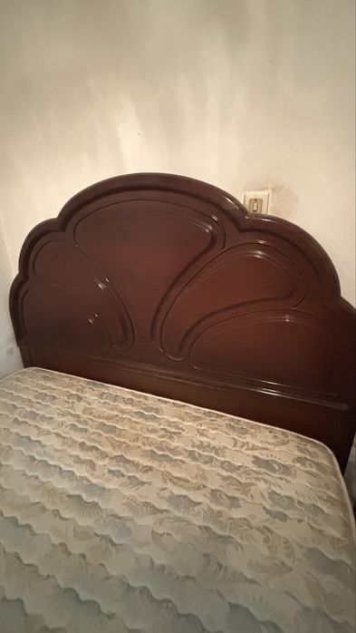 Cama de casal e mesinha de cabeceira