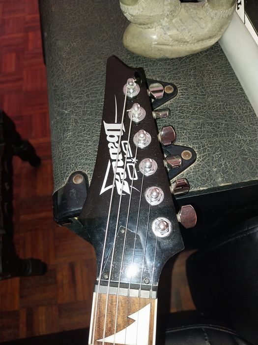 Ibanez Gio para canhoto (L) actualmente com as cordas montadas para direito.