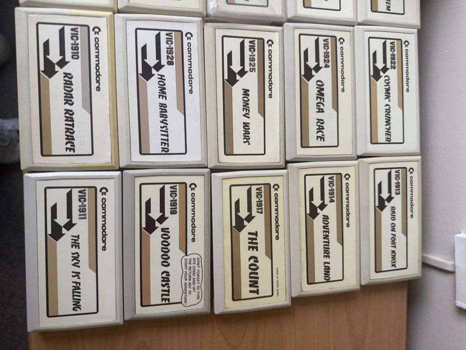 Commodore VIC-20 kolekcja kartridży gry RAM + walizka retro