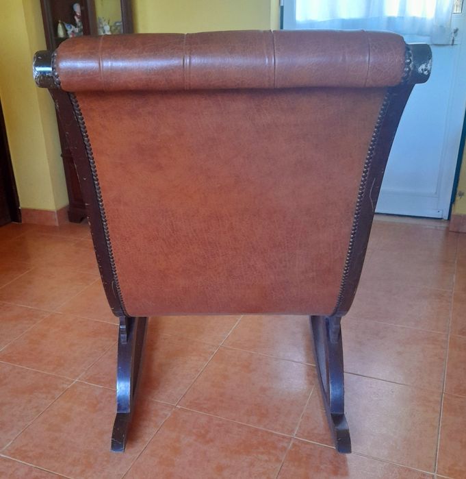Cadeira de baloiço, estofada a pele genuína.