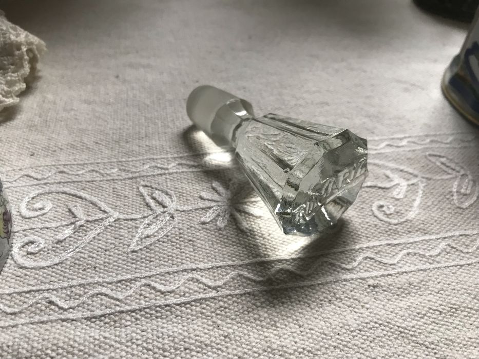 Uma tampa de terrina VA e uma tampa de garrafa de cristal