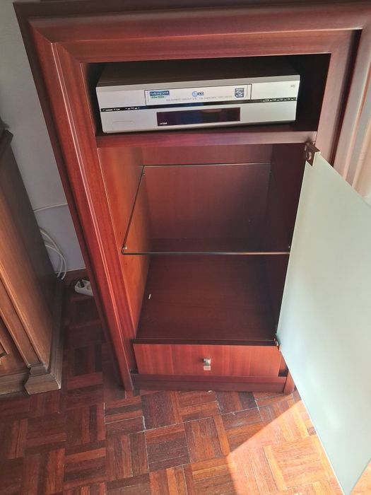 Movel TV com porta em vidro e gaveta