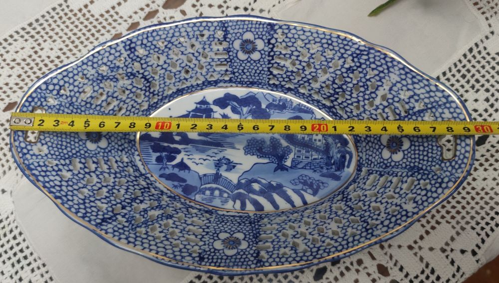 Travessa decorativa azul e branca com trabalho vazado e motivo orienta
