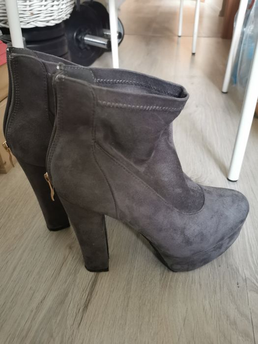 Szare buty na wysokim obcasie, koturny, zamsz, jesienne