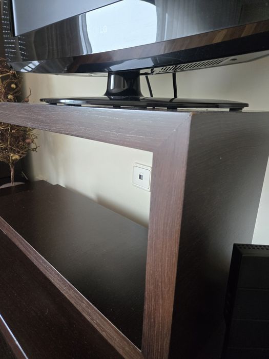 Movel de TV com gavetas e prateleira