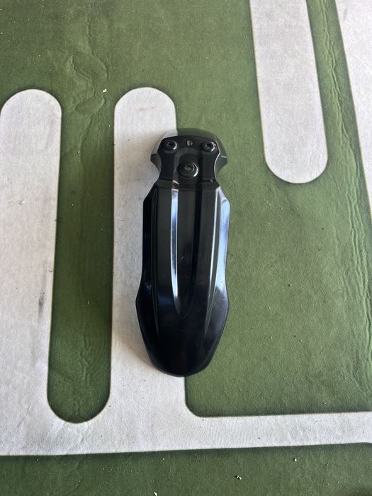 Guarda lamas preto em plástico