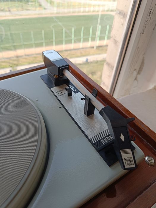 Продам проигрователь пластинок , винила Rega (Рига)