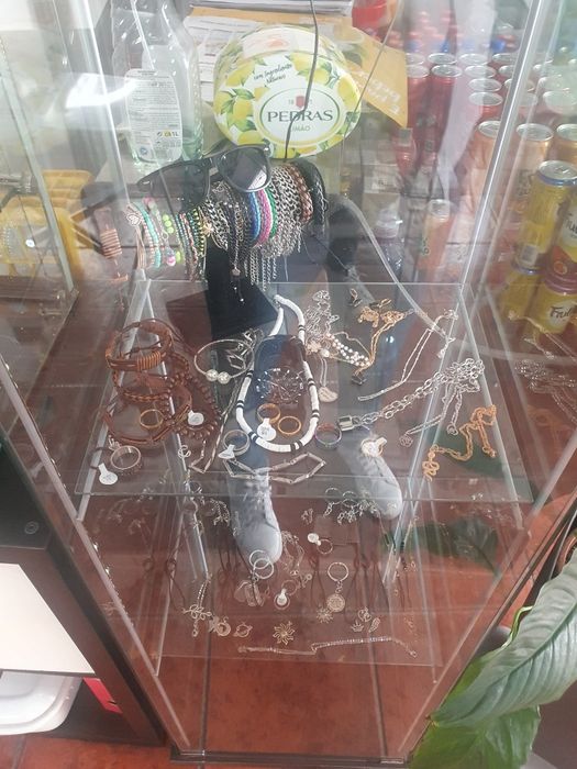 Bijuterias, relógios, óculos de sol