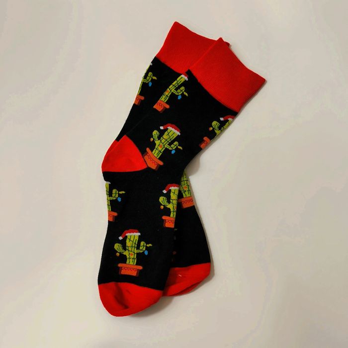 Świąteczne skarpetki z kaktusem w mikołajowej czapce - Idealny pomysł