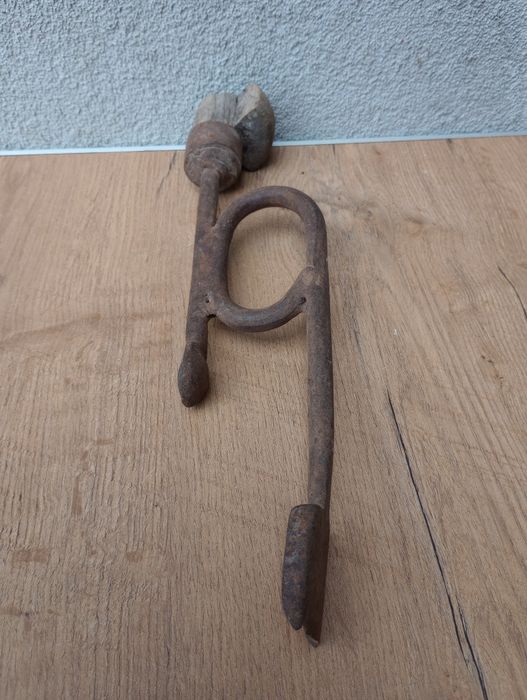Stare drewniane dłuto do końskich kopyt.
