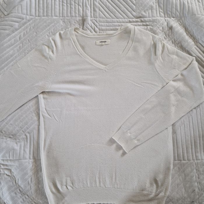 Biały sweter w serek Zalando M offwhite wiskoza