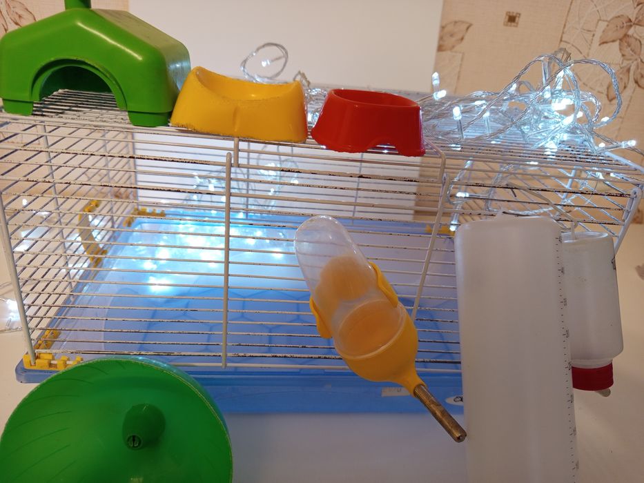 Клетка с колесом,поильниками ,кормушкаими и домиками