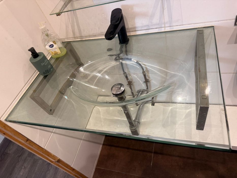 Lavatório de vidro suspenso 80x50 cm com torneira e estrutura
