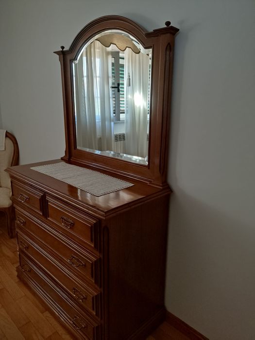 Mobília de Quarto em Madeira Maciça – Completa – Cama, Roupeiro, Cómoda e Mesas de Cabeceira