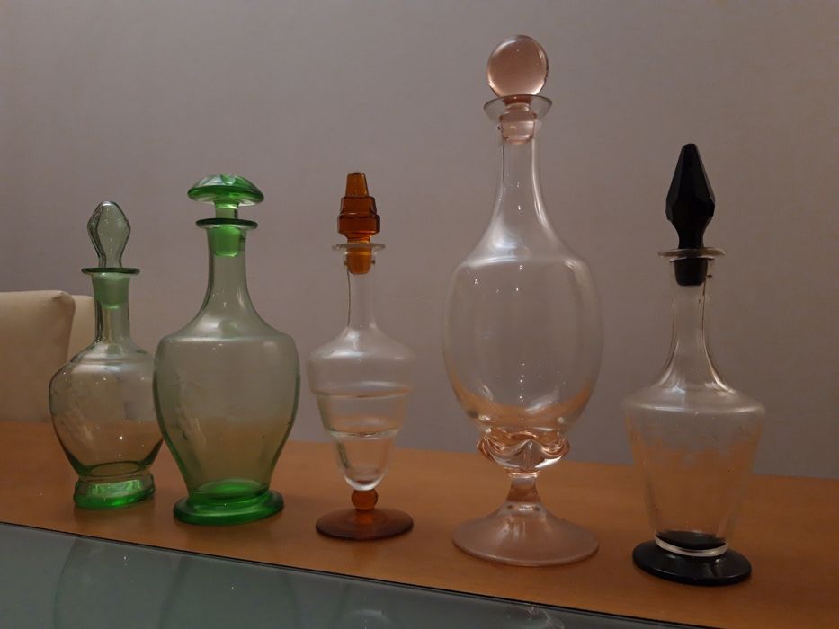 4 garrafas de vidro colorido, antigas e lavradas