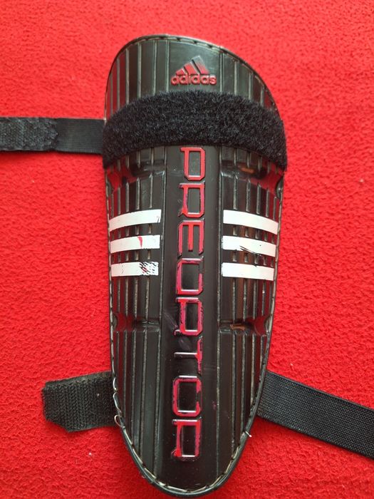 Футбольні щитки Adidas Predator original