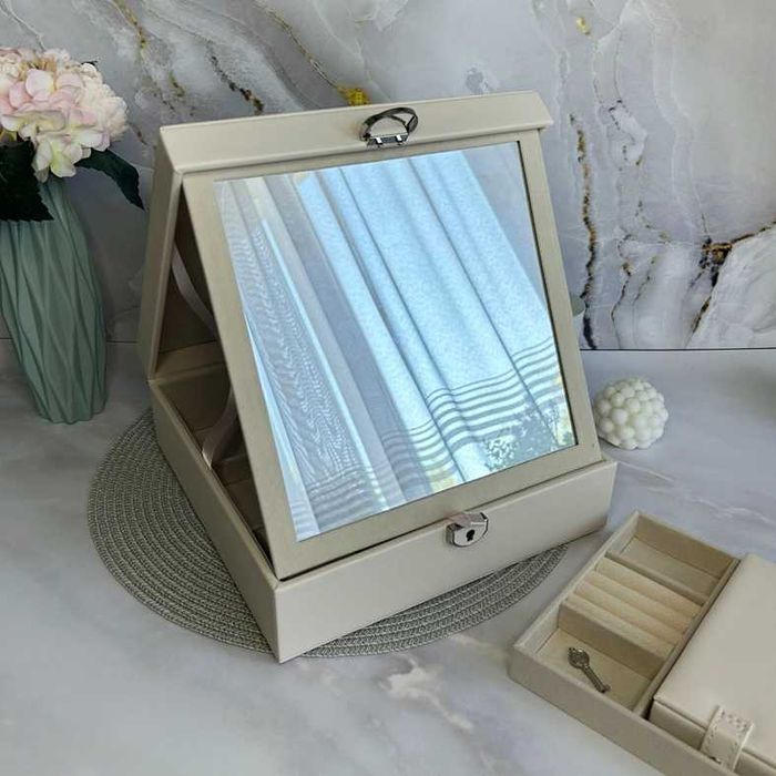 Шкатулка для прикрас на замку із дзеркалом 25х25х8,5 см бежева