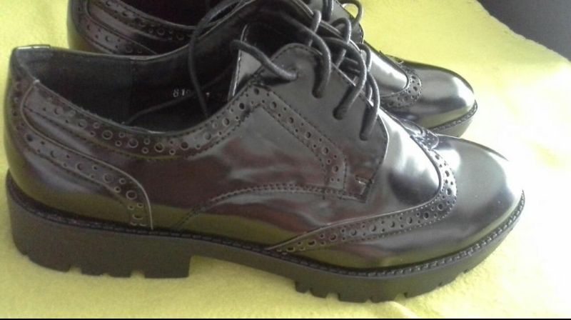 Sapato preto verniz tamanho 39. Nunca usados