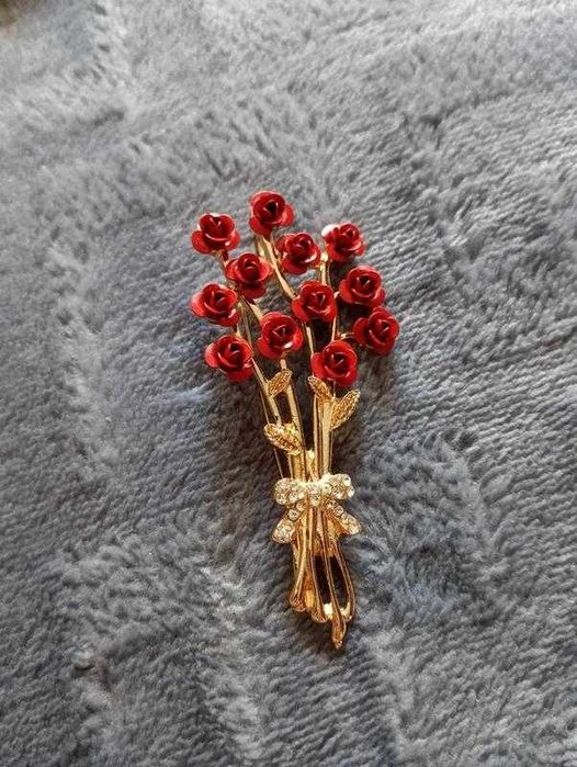 Шикарная брошь букет красных роз