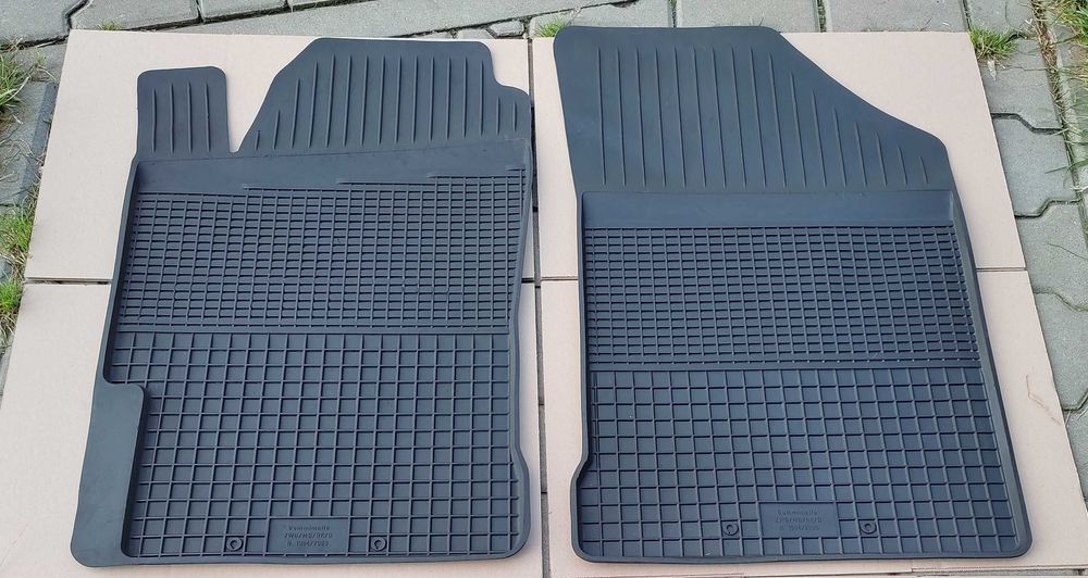TOYOTA YARIS 3 PRZEDNIE NOWE Dywaniki gumowe dopasowane korytka