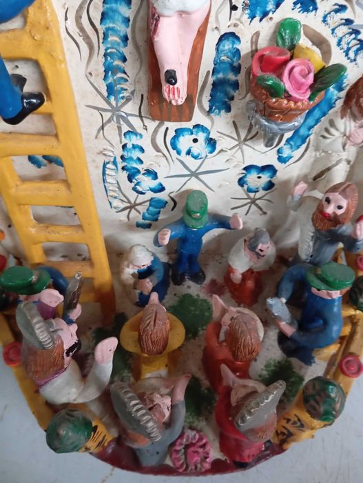 Altar com formato de alminhas para adoração de Cristo na Cruz