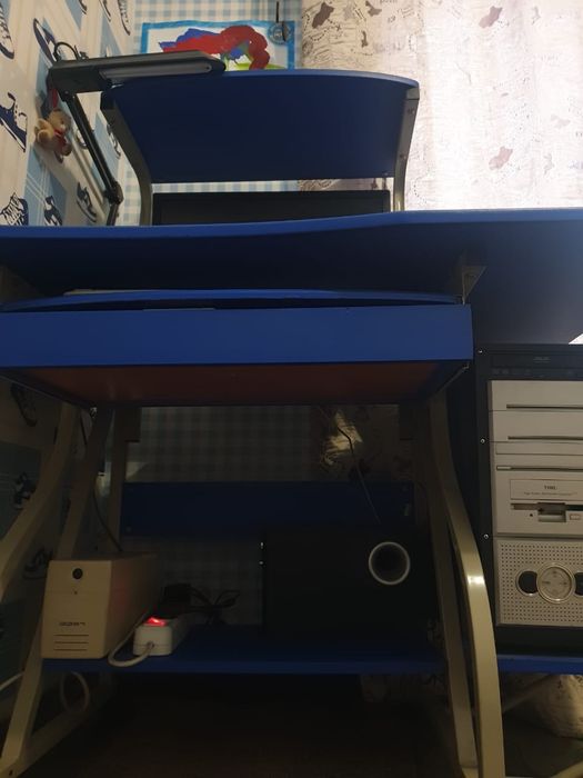 Комп'ютери , стіл, крісло