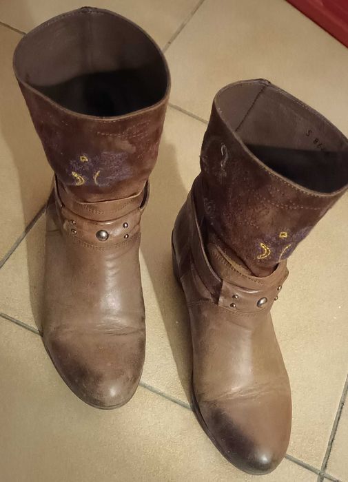 Botas de pele com bordados