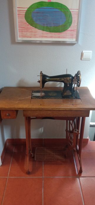 Maquina costura Singer com móvel incluído