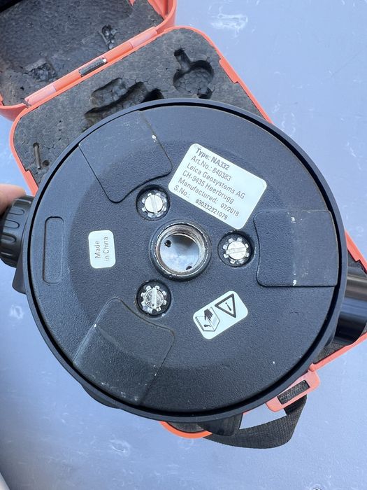 Оптический нивелир Leica NA332 в комплекте со штативом DeWALT DE0735