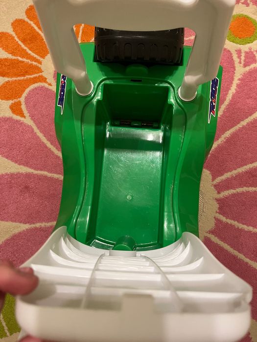 Машинка толокар зелена