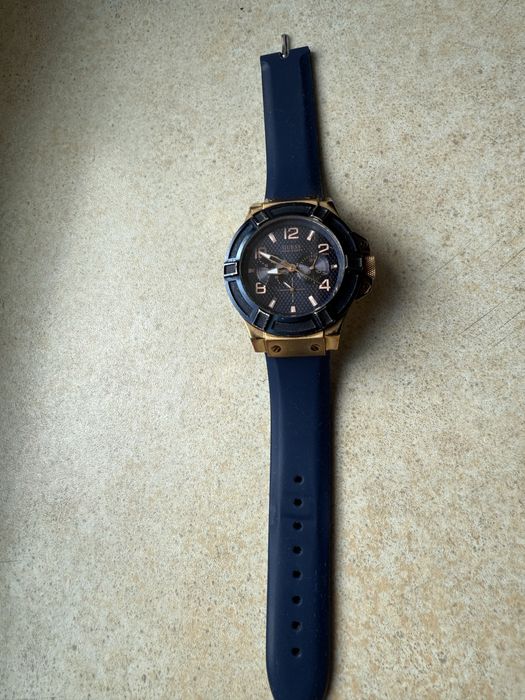 Продам чоловічий годинник Guess W0247G3