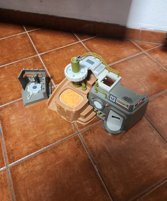 Brinquedos vários:Barco,Castelo,helicóptero de Homem-Arranha,etc.