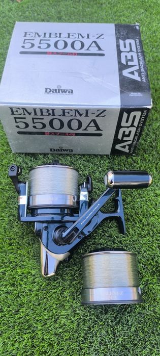 Carreto Daiwa Emblem-Z 5500A ABS (Made in Japan) – C/ Duas Bobines e Caixa