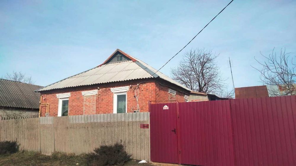 У селищі Буди продам добротний цегляний будинок.