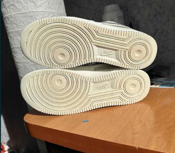 Оригінальні кросівки Nike Air Force 1 Low у відмінному стані.