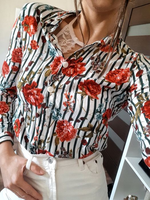 Białą koszula w paski