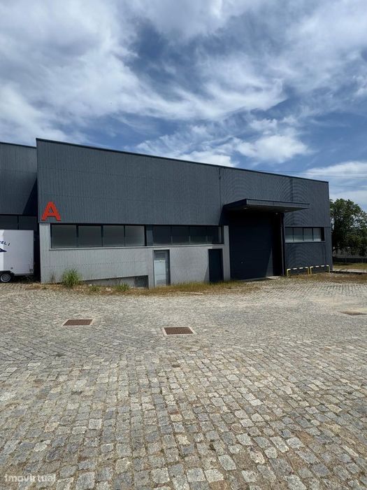 Armazém Industrial com Cais de Carga e Escritórios em Guijó