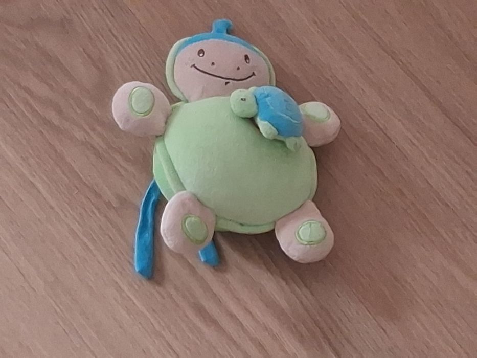 Vários bonecos e brinquedos