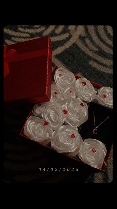 Caixa para oferecer com rosas e um colar
