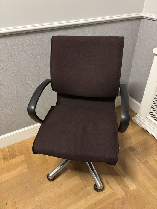 Eleganckie brazowe krzeslo obrotowe do biura office