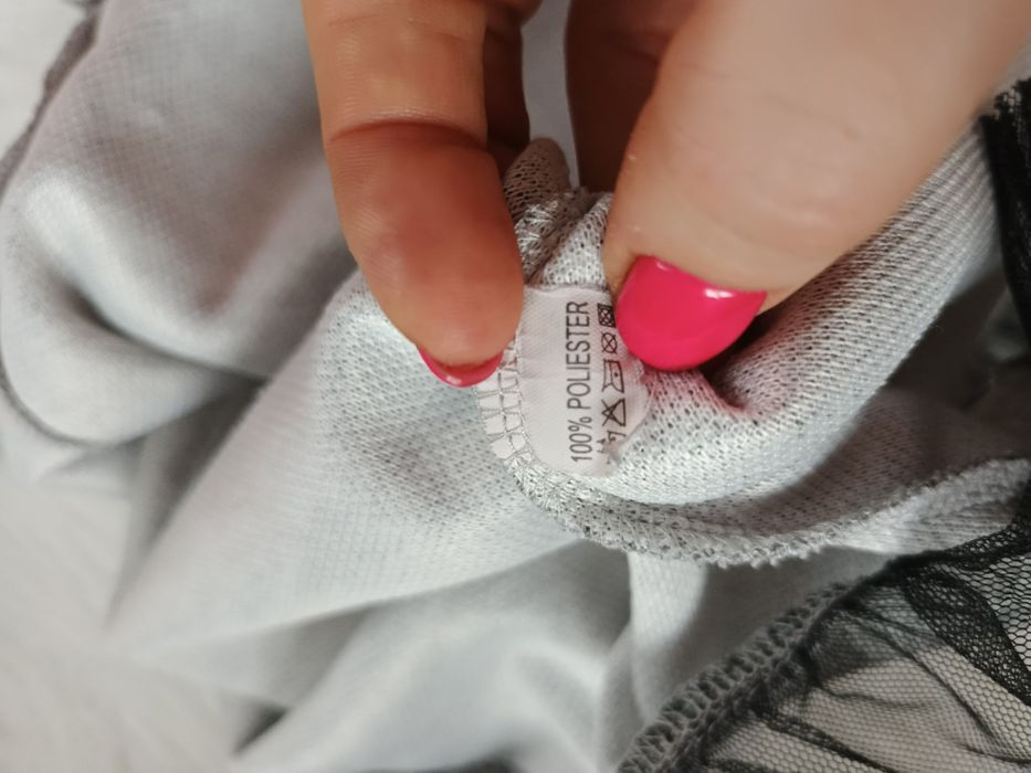 Sweter, Madżi, 128, szary, cekinowe serce, czarna falbanka