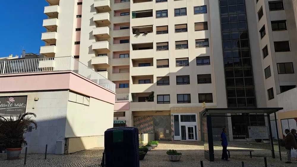 Estacionamento para carro na Estrada de Benfica