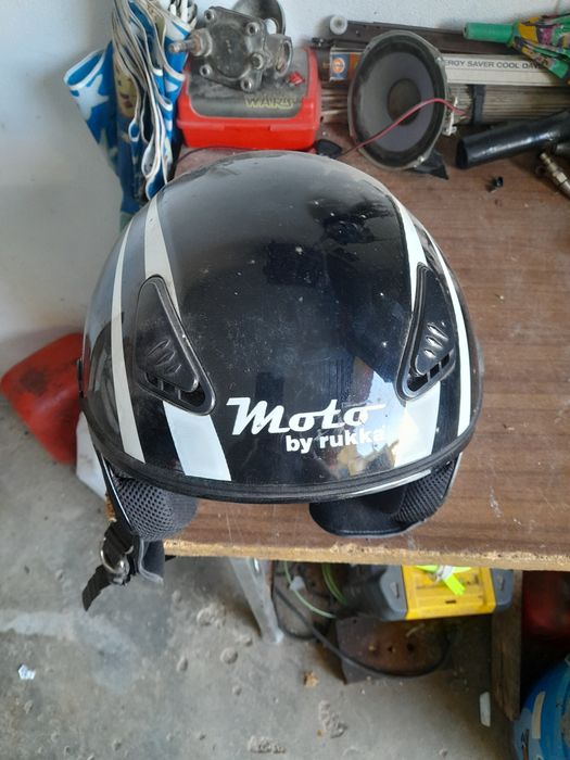 Capacete no estado que encontra-se nas fotografias