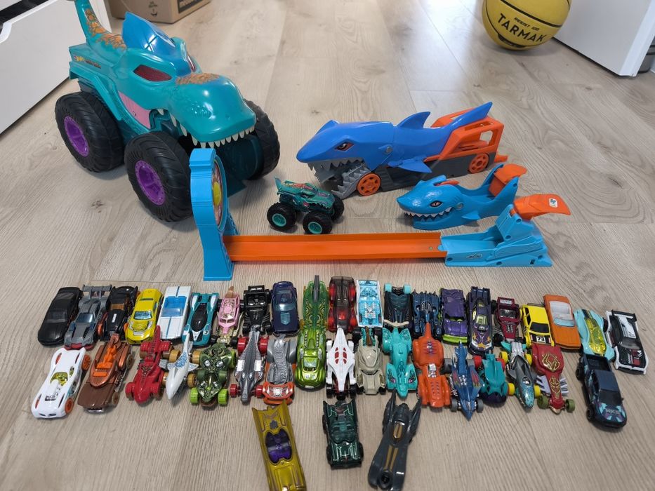 Hot wheels zestaw mega wrex plus 42 autka