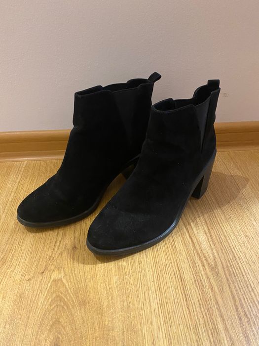 Czarne botki zamszowe nr 39 Stradivarius