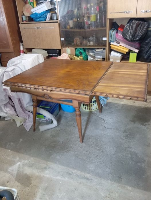 Mesa de madeira e cadeiras