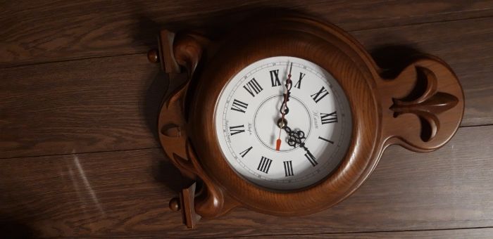 Часы настенные в деревянном корпусе