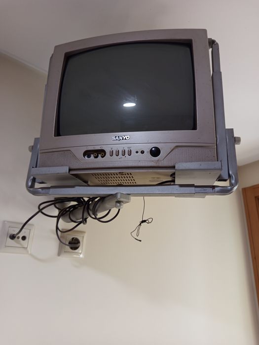 Televisão antiga e suporte