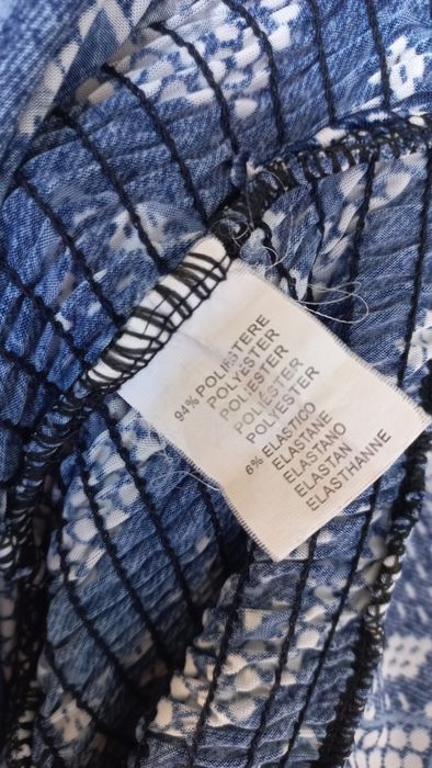 Macacão cavado estampado azul e branco