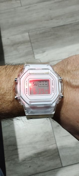 Nowy biały  zegarek retro vintage z zmieniającym podświetleniem.